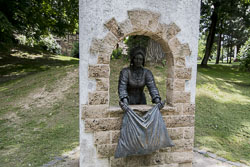 Frau Holle-Statue in Hessisch Lichtenau