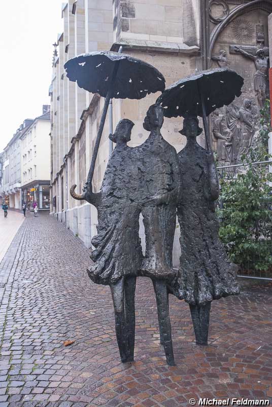 Aachener Regenschirmdamen
