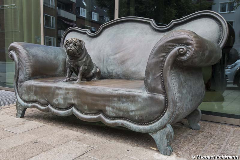 Loriot-Sofa mit Mops in Bremen