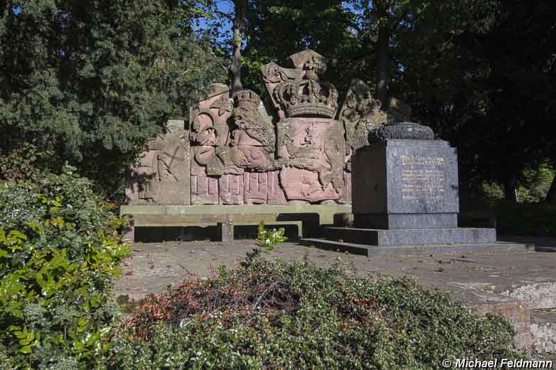 Artilleriedenkmal mit Sandsteinrelief