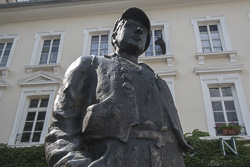 Heiner-Statue