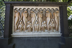Reliefgruppen im Platanenhain