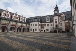 Innenhof und Arkadengang von Schloss Weilburg