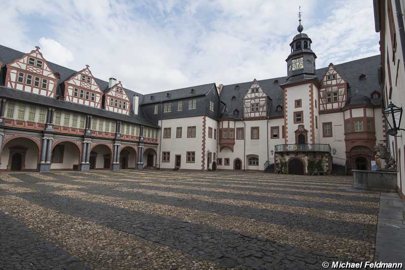 Innenhof und Arkadengang von Schloss Weilburg