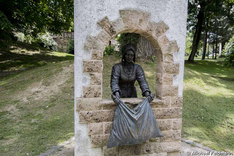 Frau Holle-Statue in Hessisch Lichtenau