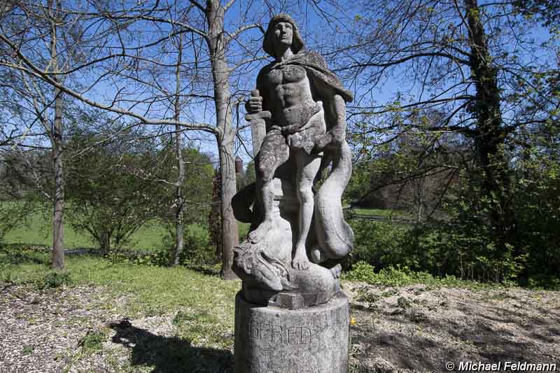 Siegfried-Statue im Schlosspark Herrnsheim