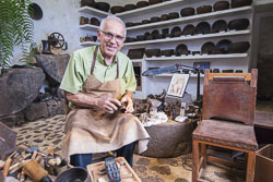 Inhaber Ramón in seiner Keramikwerkstatt in El Molino